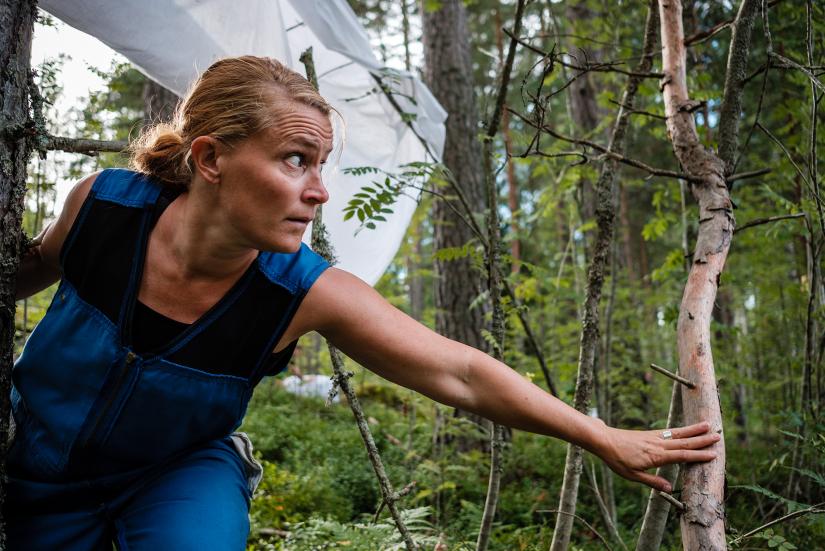 Kuva: Matti Kilponen Esiintyjä metsässä sinisissä työhaalareissa