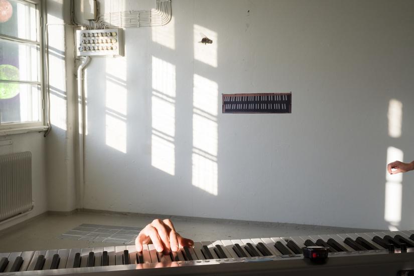 A picture of a room.
