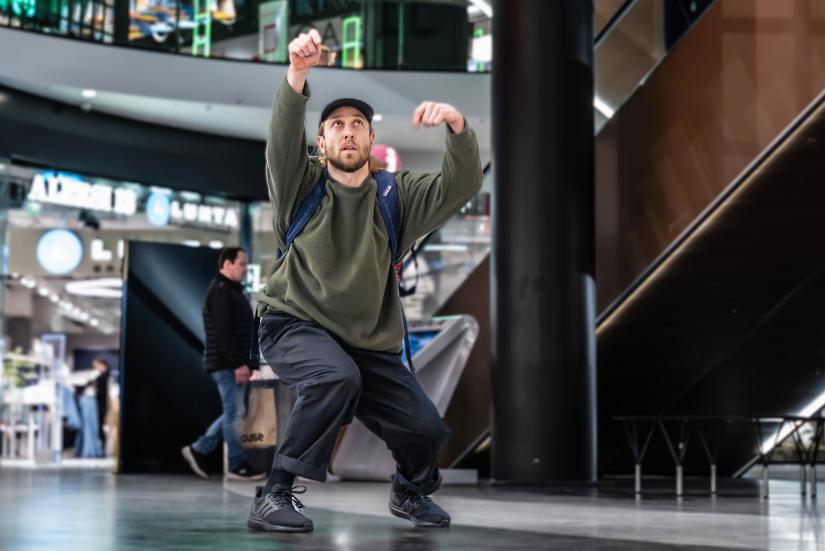 Janne tanssii kauppakeskuksessa