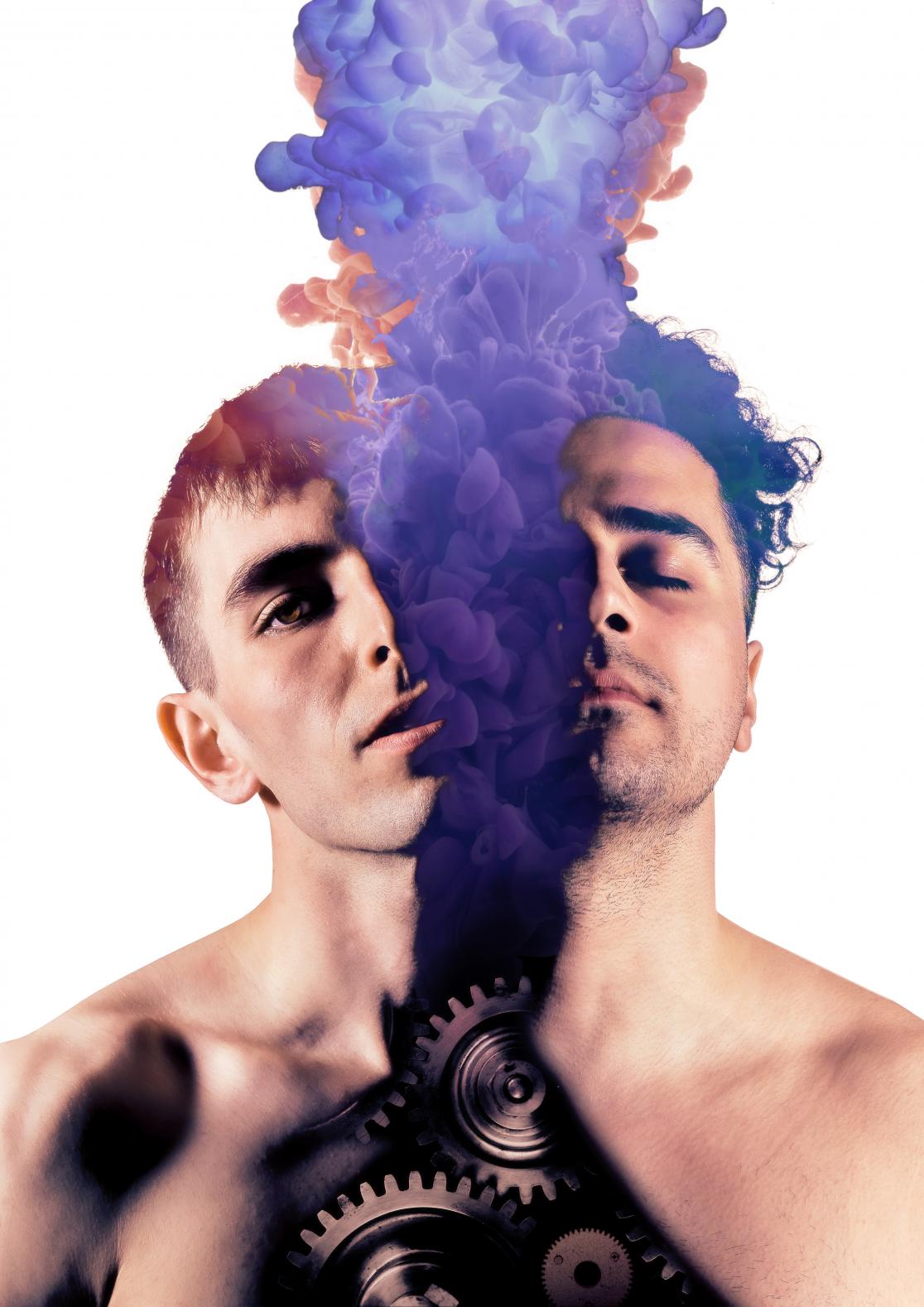 Kaksi henkilöä voimakkaasti muokatussa kuvassa. Heidän välistään nousee violettia savua.
