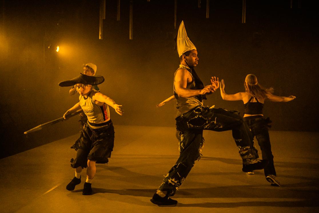 Kuvassa esiintyjät liikkuvat piirissä.