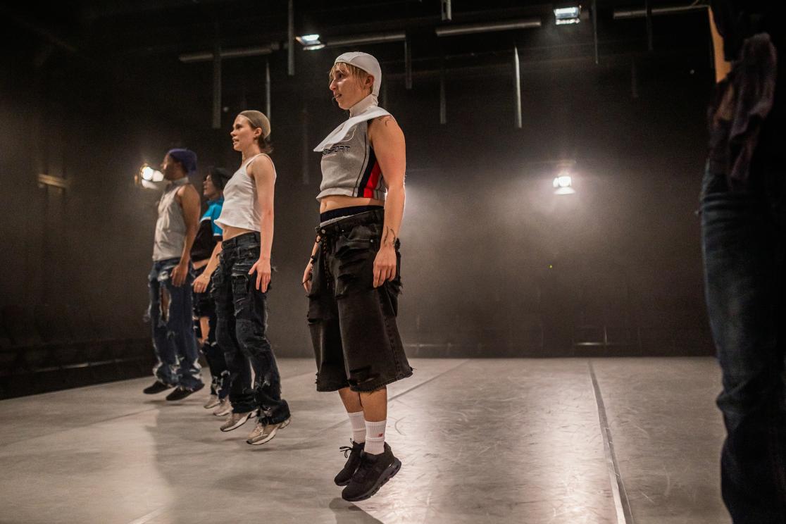 Kuvassa esiintyjät ovat rivissä. He ovat kaikki hypänneet ilmaan.