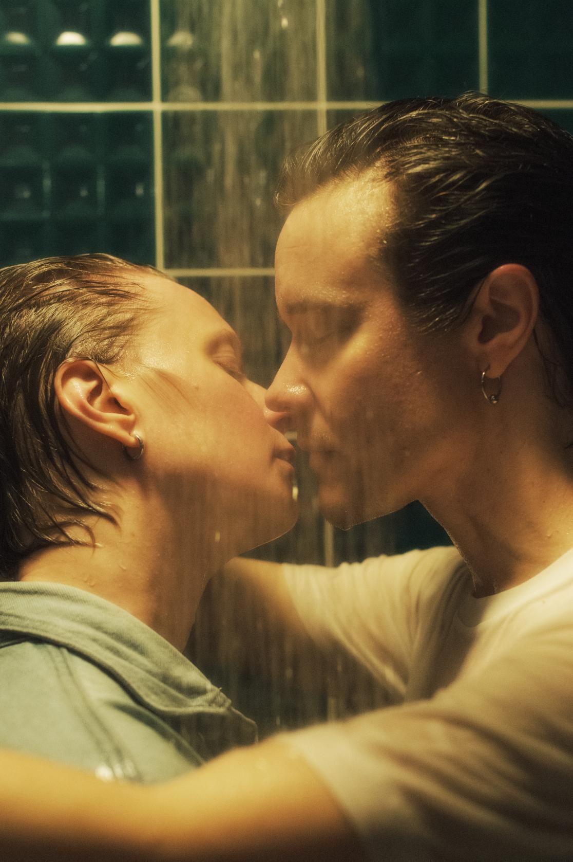 Ennakkokuva. Kaksi henkilöä näyttävät suutelevan. He seisovat suihkussa.