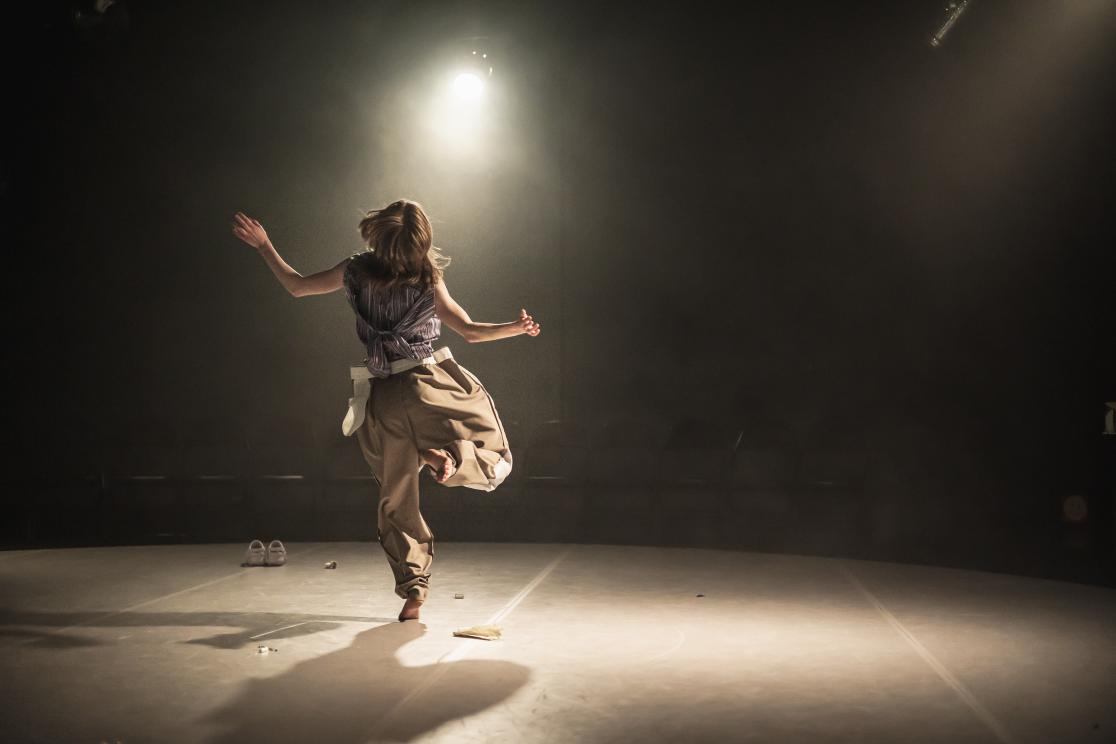 Yksi esiintyjä kuvassa. Hän on selkä kameraan päin.