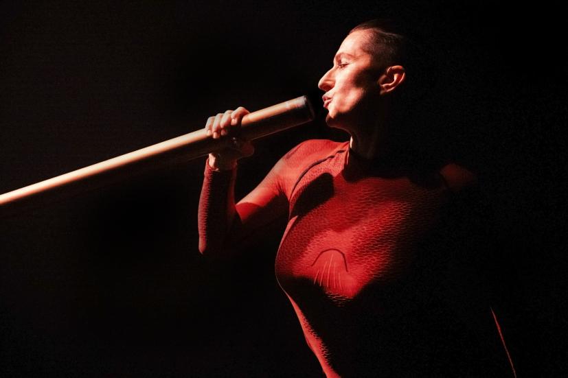 Photo: Urban Jörén A performer dressed in red.