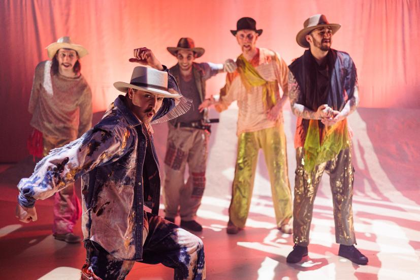 Five performers in the performance.