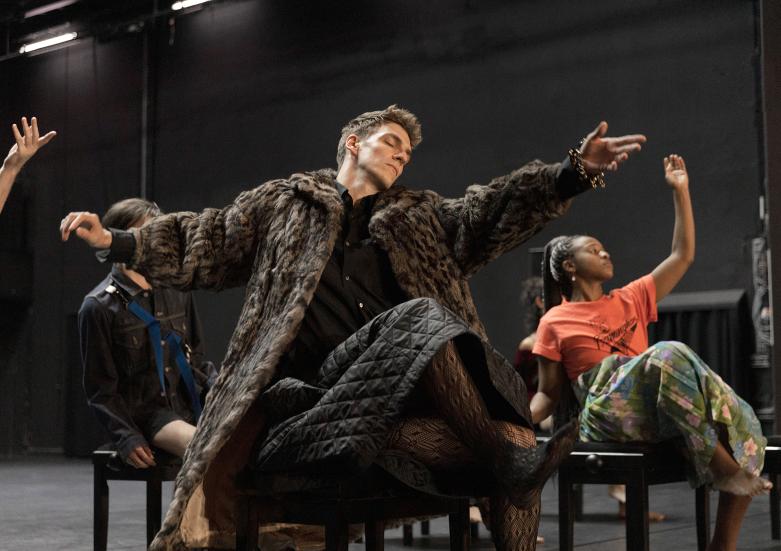 Photo: Reto Schmid. In the photo Thibault Lac, Titilayo Adebajo. Performers in the performance.