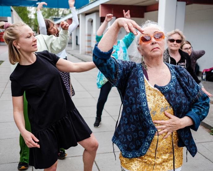Lihadisko / Photo: Matti Kilponen Dancers at Siltamäen ostari