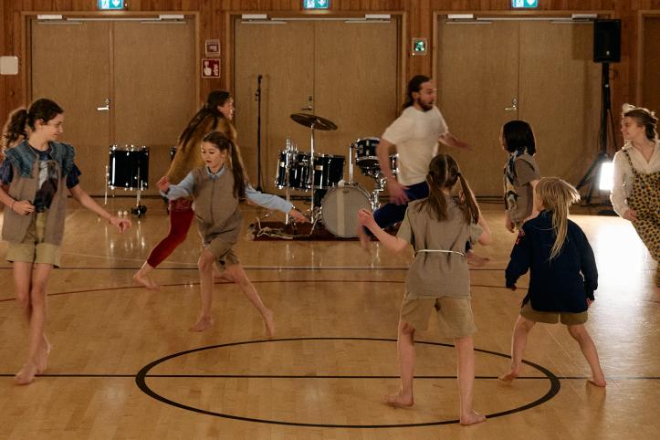 Kuva esityksestä. Esityspaikka on koulun liikuntasali.