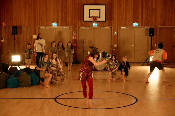 Tanssijoita koulun liikuntasalissa