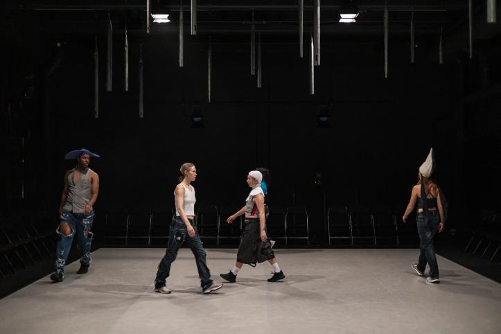 Tanssijat kävelee urkupillien alla