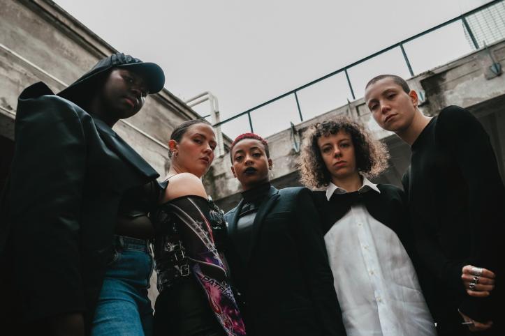 Ennakkokuva Mounia Nassangarin teoksesta STUCK