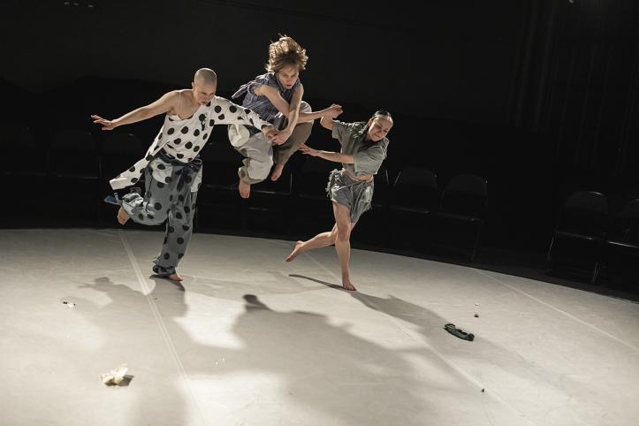 Esityskuvassa Pauliina Sjöberg, Pääsky Miettinen ja Hara Hermunen