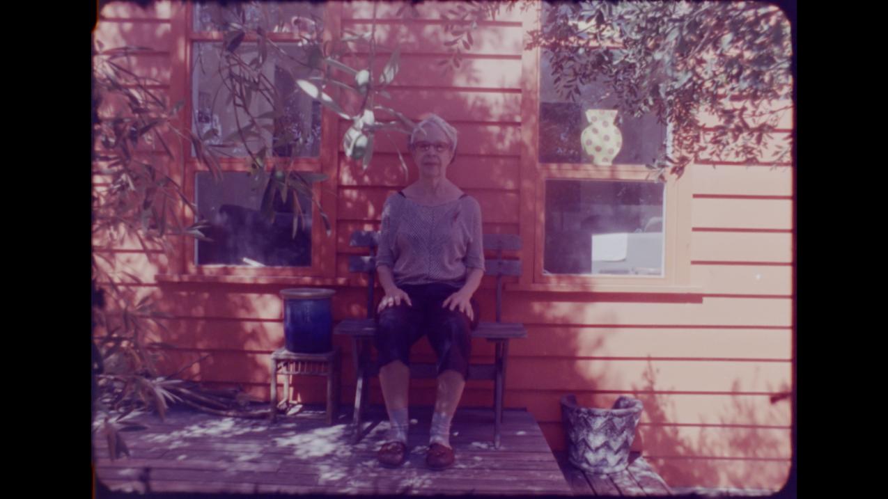 Deborah Hay istuu talon kuistilla