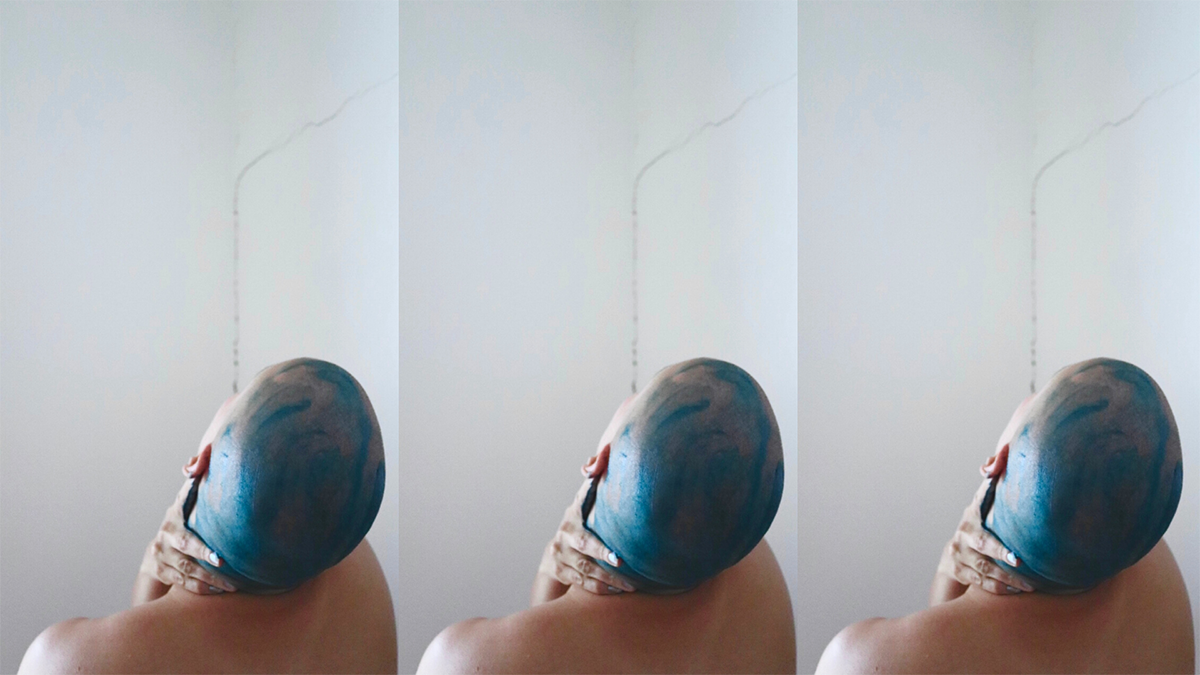 Yhdistelmäkuva, jossa sama kuva kolmeen kertaan. Kuvasa henkilö takaapäin. Hänen päälakensa on kalju ja siniseksi värjätty.