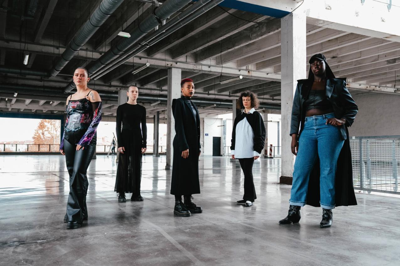 Esiintyjä ennakkokuvassa.