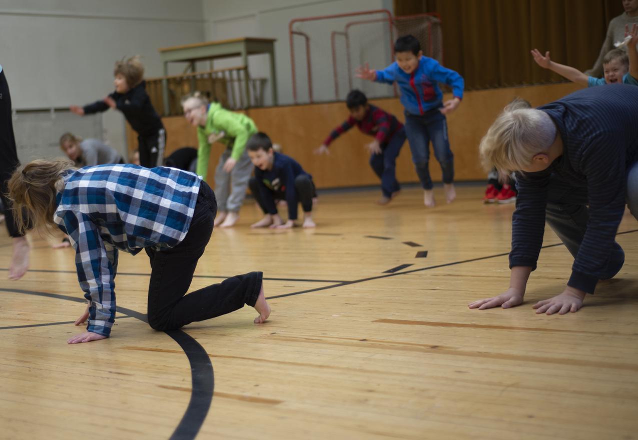 Lapsia liikkumassa tanssisalissa