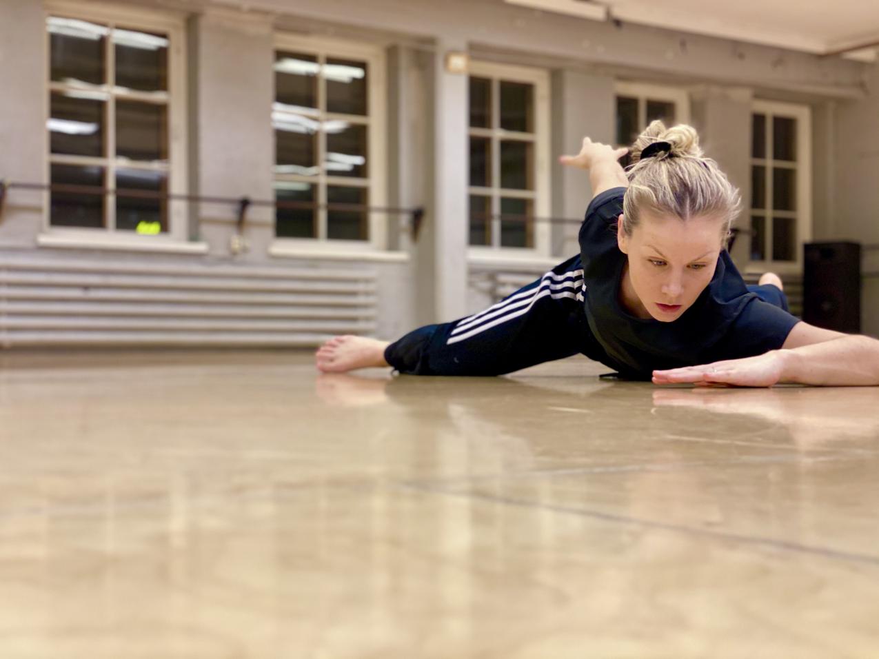 Aksinja Lommi in a dance studio