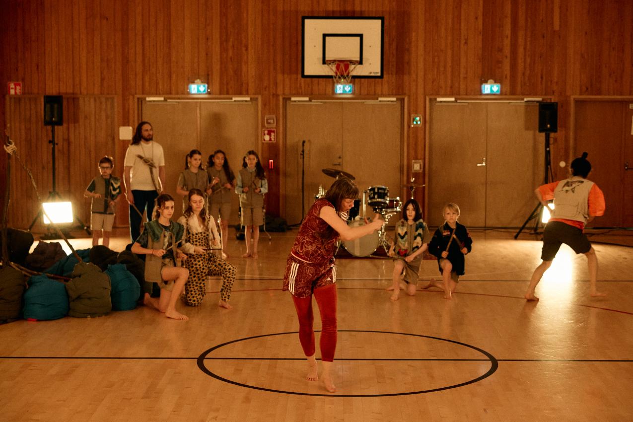 Tanssijoita koulun liikuntasalissa