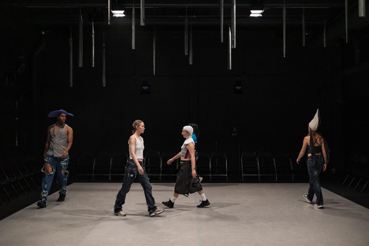 Tanssijat kävelee urkupillien alla