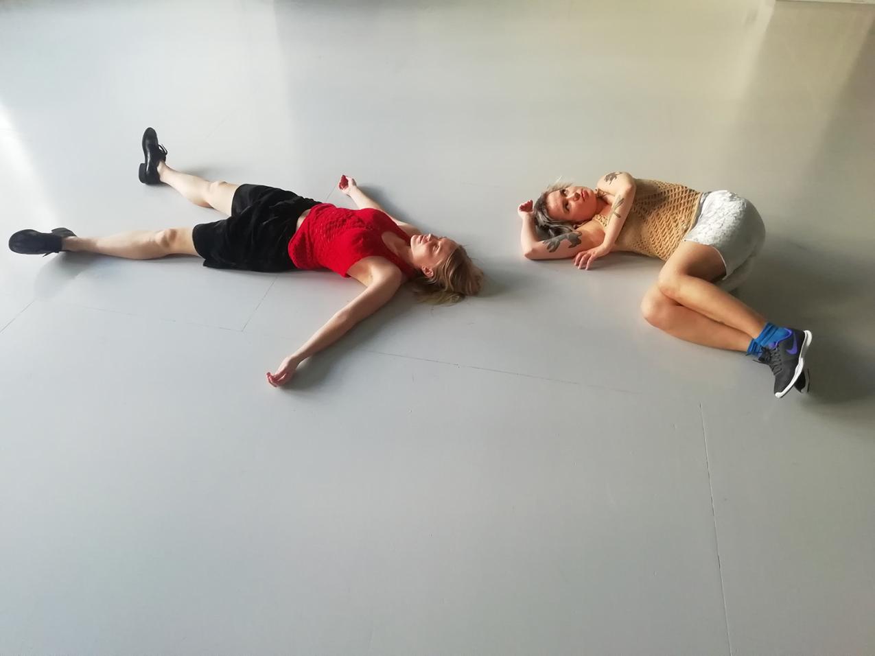 Kaksi naisoletettua makaa lattialla