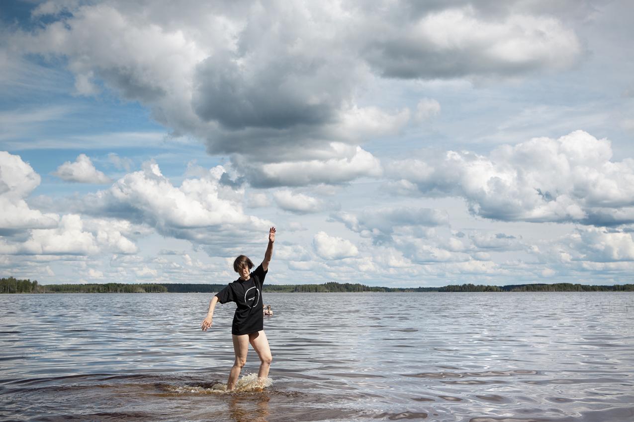 Tanssitaitelija Kati Raatikainen tanssii Ullavan järvessä