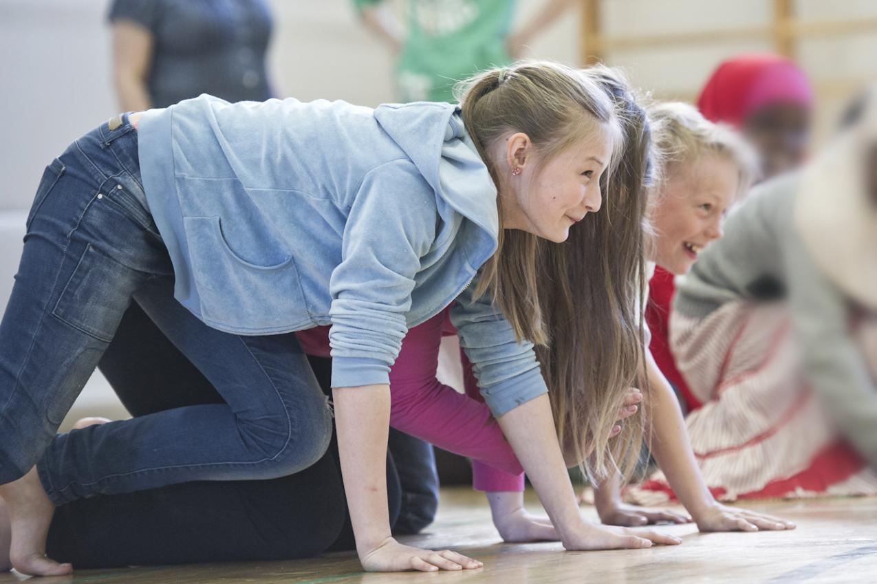 Iloisia lapsia valmistautumassa juoksuun lähtöön