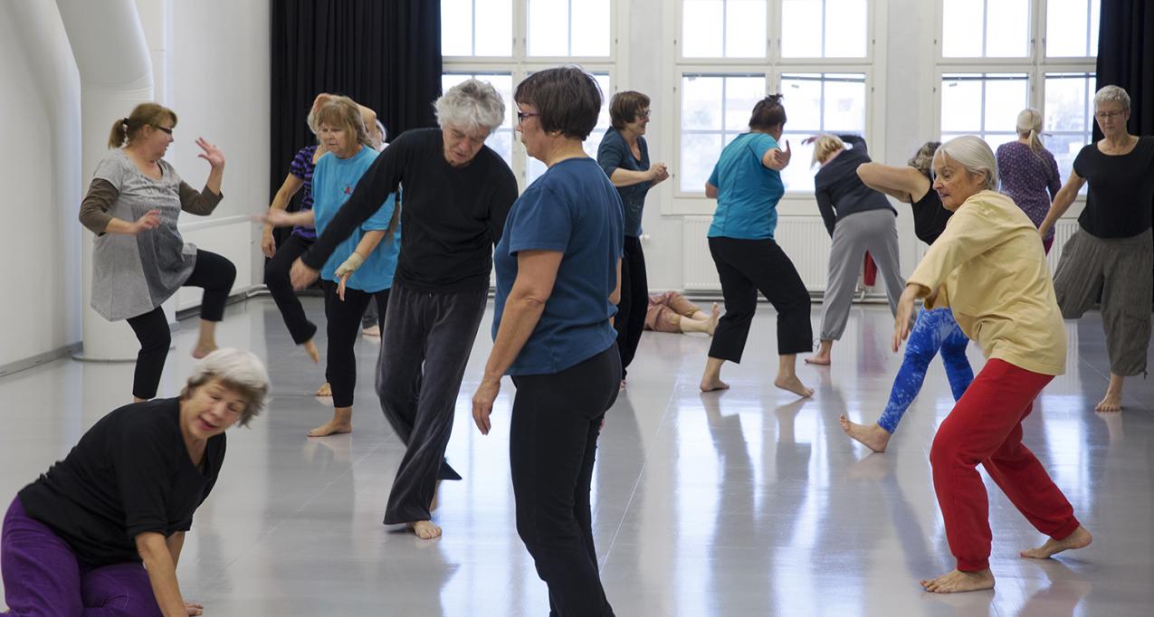 Seniori-ikäisiä ihmisiä tanssimassa Zodiakin harjoitussalissa