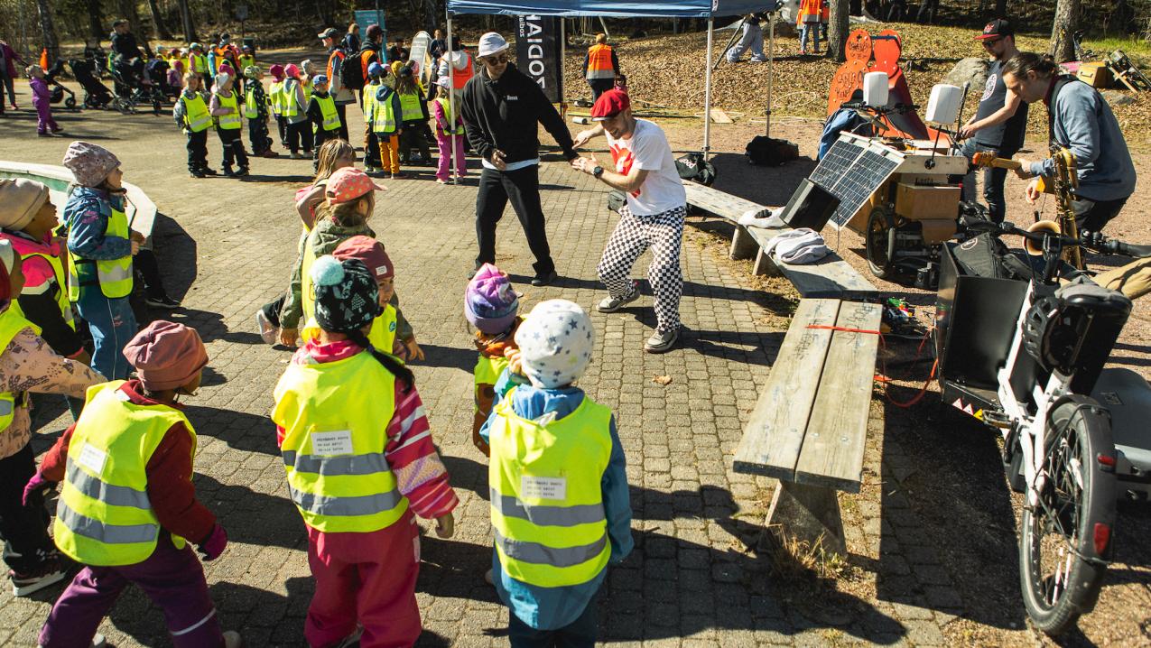 Kuva Kurkijamittapahtumasta toukokuussa 2022. Kuvassa lapsi sekä Akmi Bakhtaoui, Hozan Omar ja Trash Heros.