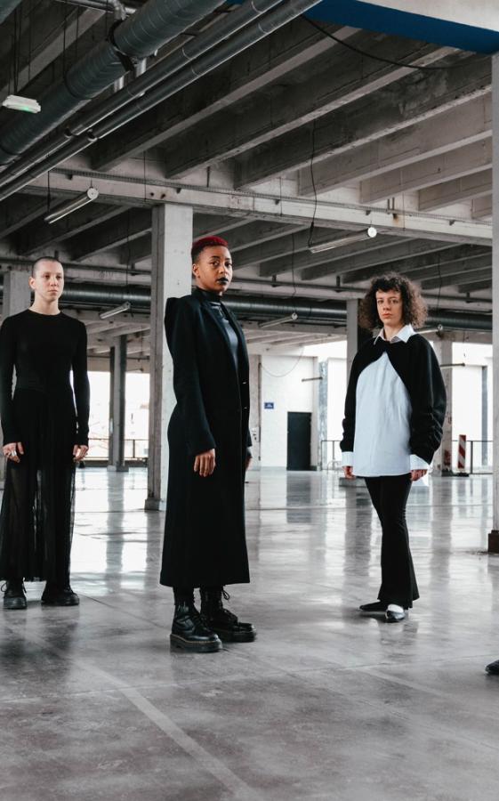 Esiintyjä ennakkokuvassa.