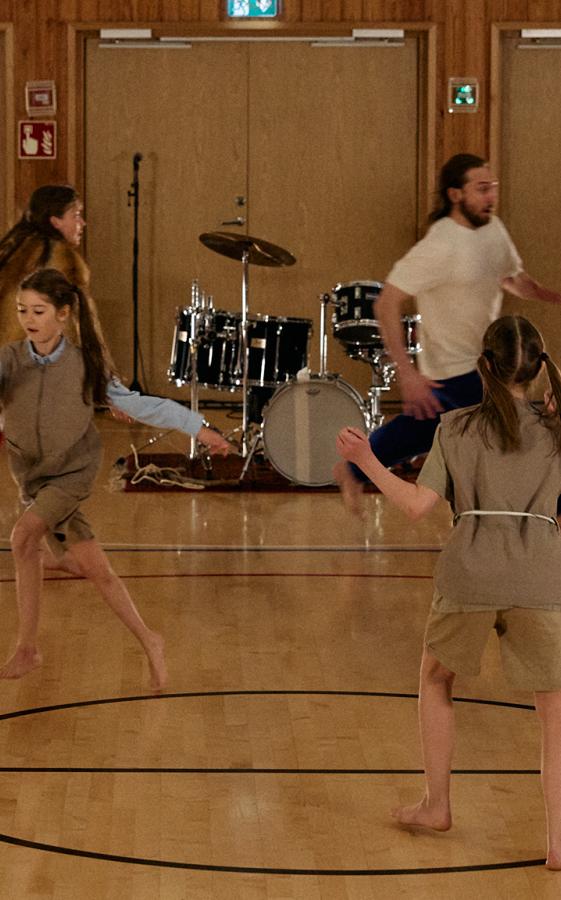 Kuva esityksestä. Esityspaikka on koulun liikuntasali.