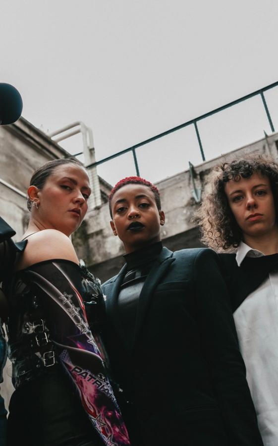 Ennakkokuva Mounia Nassangarin teoksesta STUCK