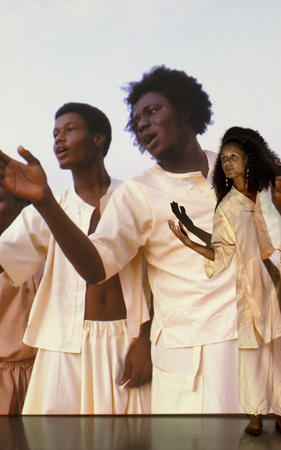 Kuvassa näkyy kankaalle heijastettu kuva. Yksi henkilö seisoo kuvan edessä.