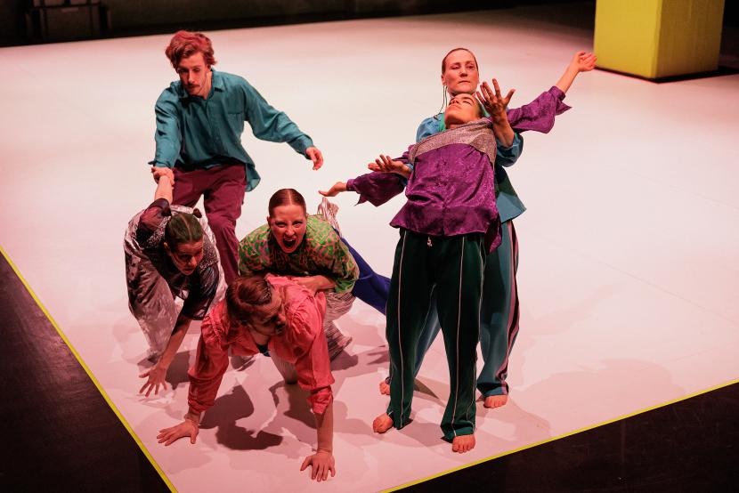 RIEHA's dancers in the performance