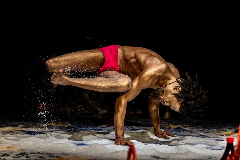 Zora Snake esityksessä