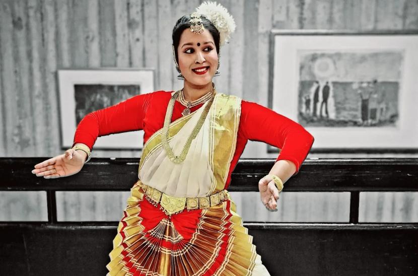 Kuvassa työpajan opettaja Gayathri Menon